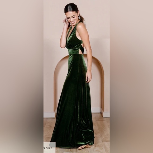 Revelry Dylan Velvet Dress Emerald - Picture 2 of 12